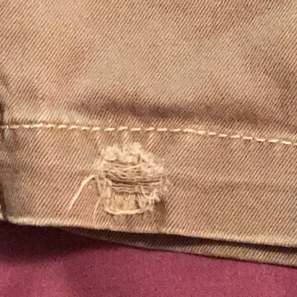 Levi’s brand Women’s Sz 8 Distressed Shorts - Picture 3 of 12